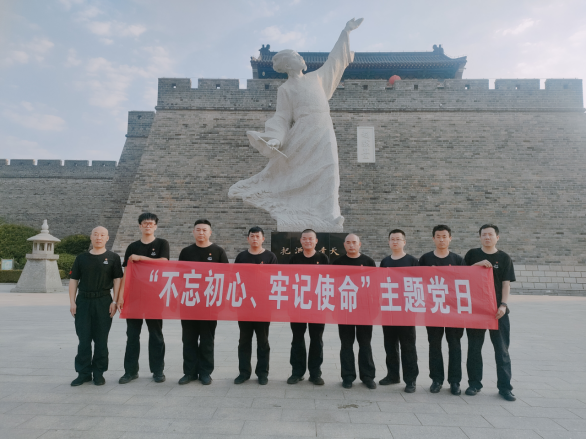 諸城守押大隊黨支部超然臺黨性教育基地開展“不忘初心、牢記使命”現(xiàn)場教學活動405.png